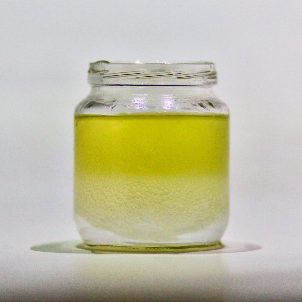 Photo d’un bocal remplis l’huile et d’eau.