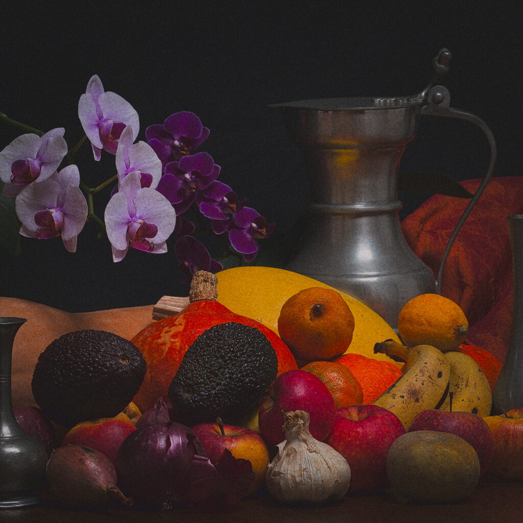 Photographie d’une nature morte de fruits, fleurs et pichets en fer dans un style visuel de peinture.