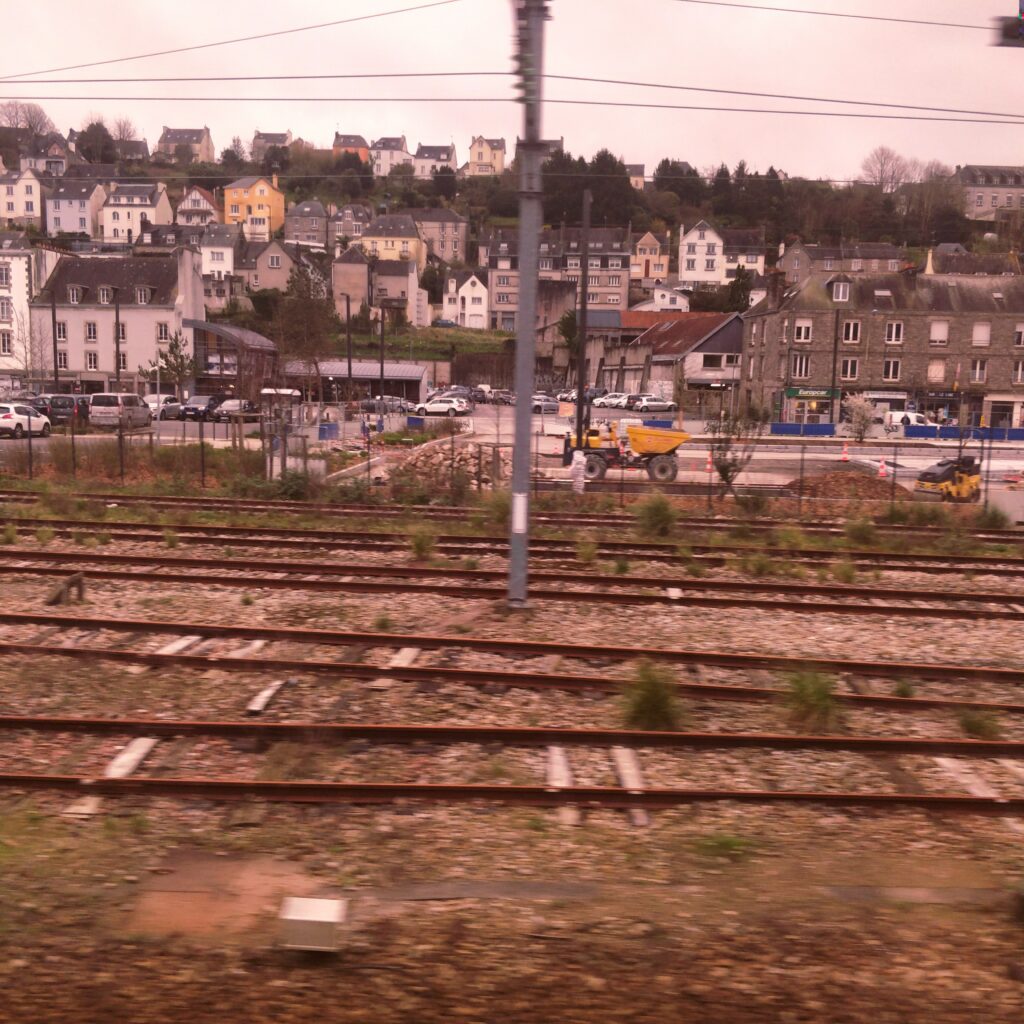 Photo d’une ville prises depuis un train.