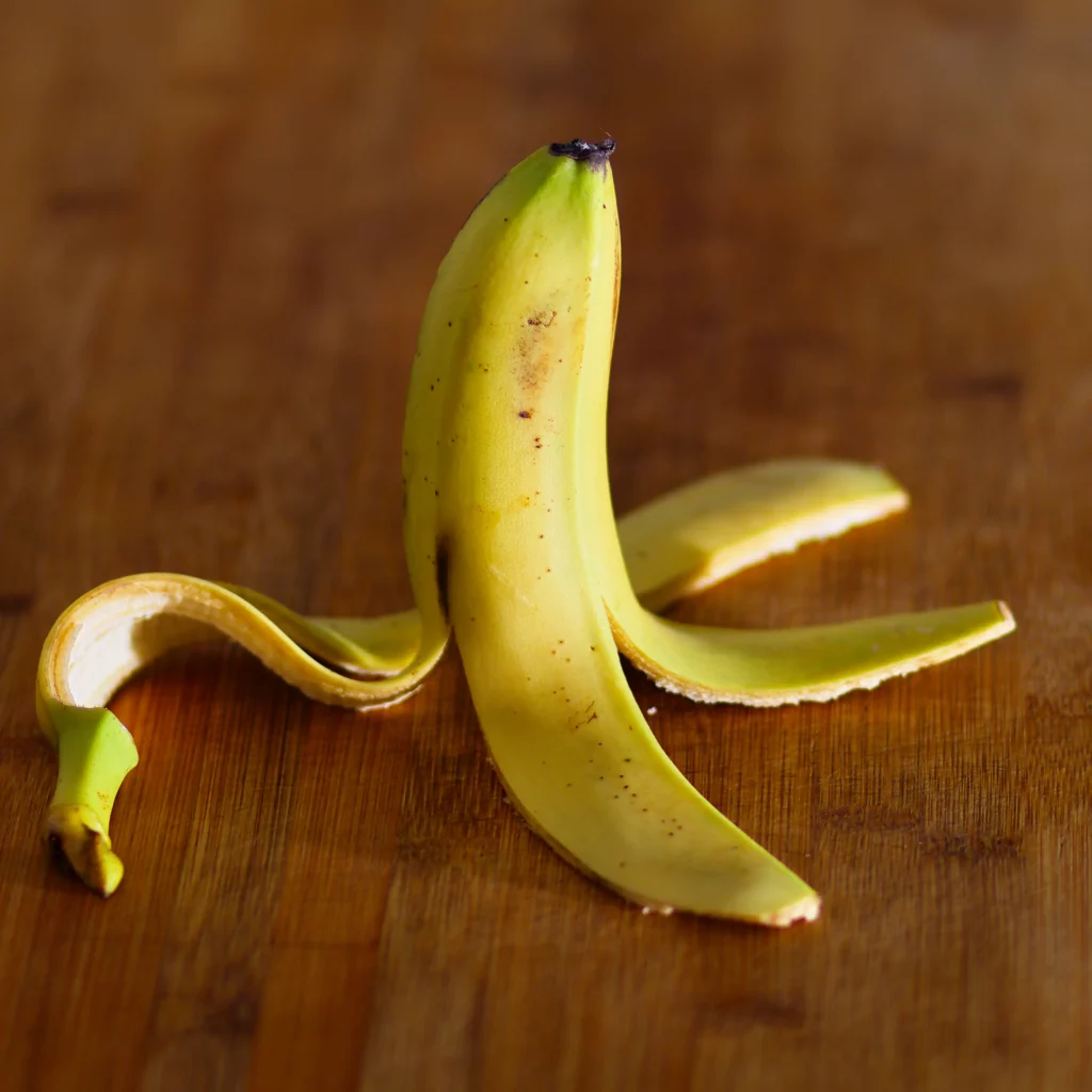 Une peau de banane sur un sol en bois