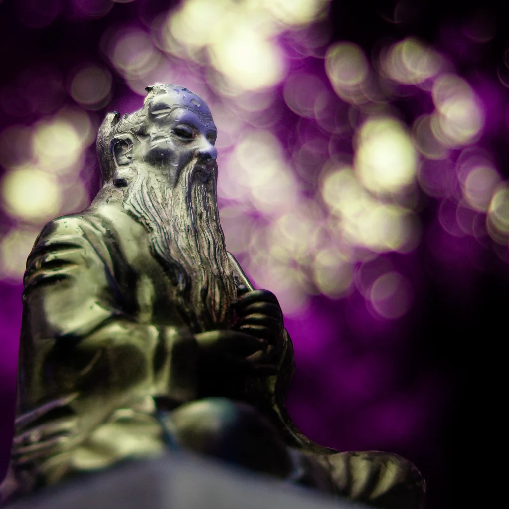 Statue de moine sur on fond flou violet