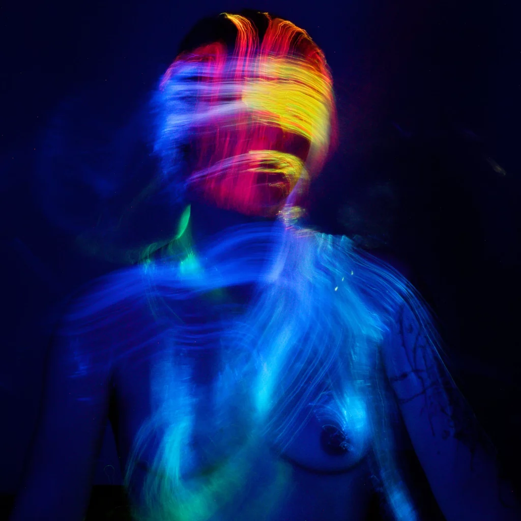 Portrait d’une personne dans le noir, avec du lightpainting sur la tête et le corps