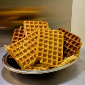 Des gauffres dans un plat en metal