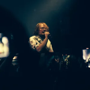 Feldup qui chante devant un publique de le film avec leurs smartphones