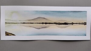 coucher de soleil avec montagne qui se reflète dans l'eau