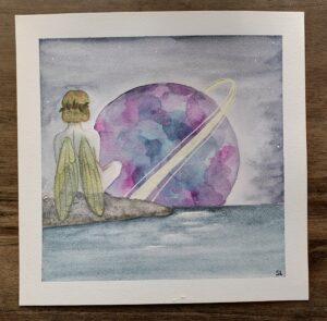 Fée assise sur un rocher perdue au milieu d'une étendue d'eau calme, regardant une énorme planète multicolore dans le ciel