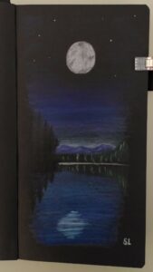 Crayon de couleur sur un carnet au papier noir. Un paysage nocturne est représenté : la pleine lune se reflète sur un lac paisible entouré d'arbres. Au loin, une chaîne montagneuse se distingue.