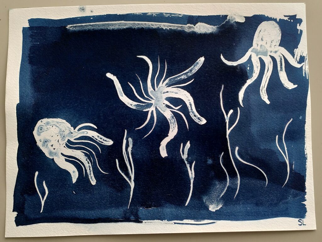 Impression en cyanotype de motifs marins réalisés à la gomme de réserve