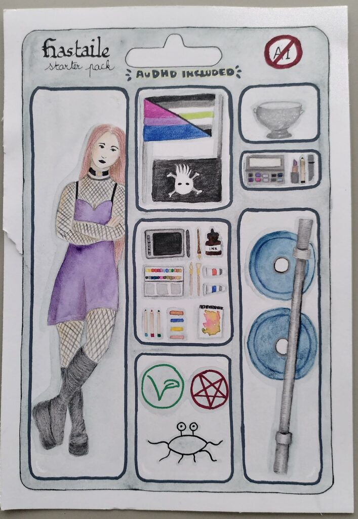 Starter pack de Hastaile sous la forme d'un jouet vendu avec plusieurs accessoires. La feuille est déchirée sur le côté.
A gauche une personne rousse habillée style gothique (robe violette, résille, bottes à plateformes).
Au milieu et à droite :
- deux drapeaux, l'un avec une moitié bi et une moitié agenre, l'autre drapeau pirate avec un crâne stylisé façon cthulhu;
- une case contenant du matériel d'art (tablette graphique, plume et encre, palette d'aquarelle, pinceaux, tubes de peinture, crayons, carrés de pastels secs, bloc avec un motif abstrait)
- des logos (vegan, pentacle inversé, ichtus pastafarien)
- une passoire
- du maquillage (palette de fards, rouge à lèvres mauve, crayon, mascara)
- une barre olympique avec deux poids bleus)