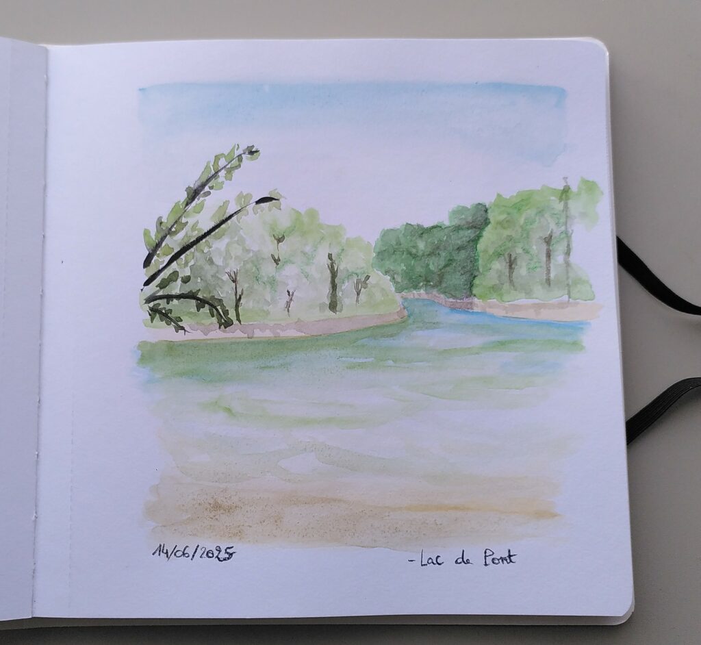 Aquarelle représentant un lac, des arbres en fond et un bout de plage en avant-plan.
