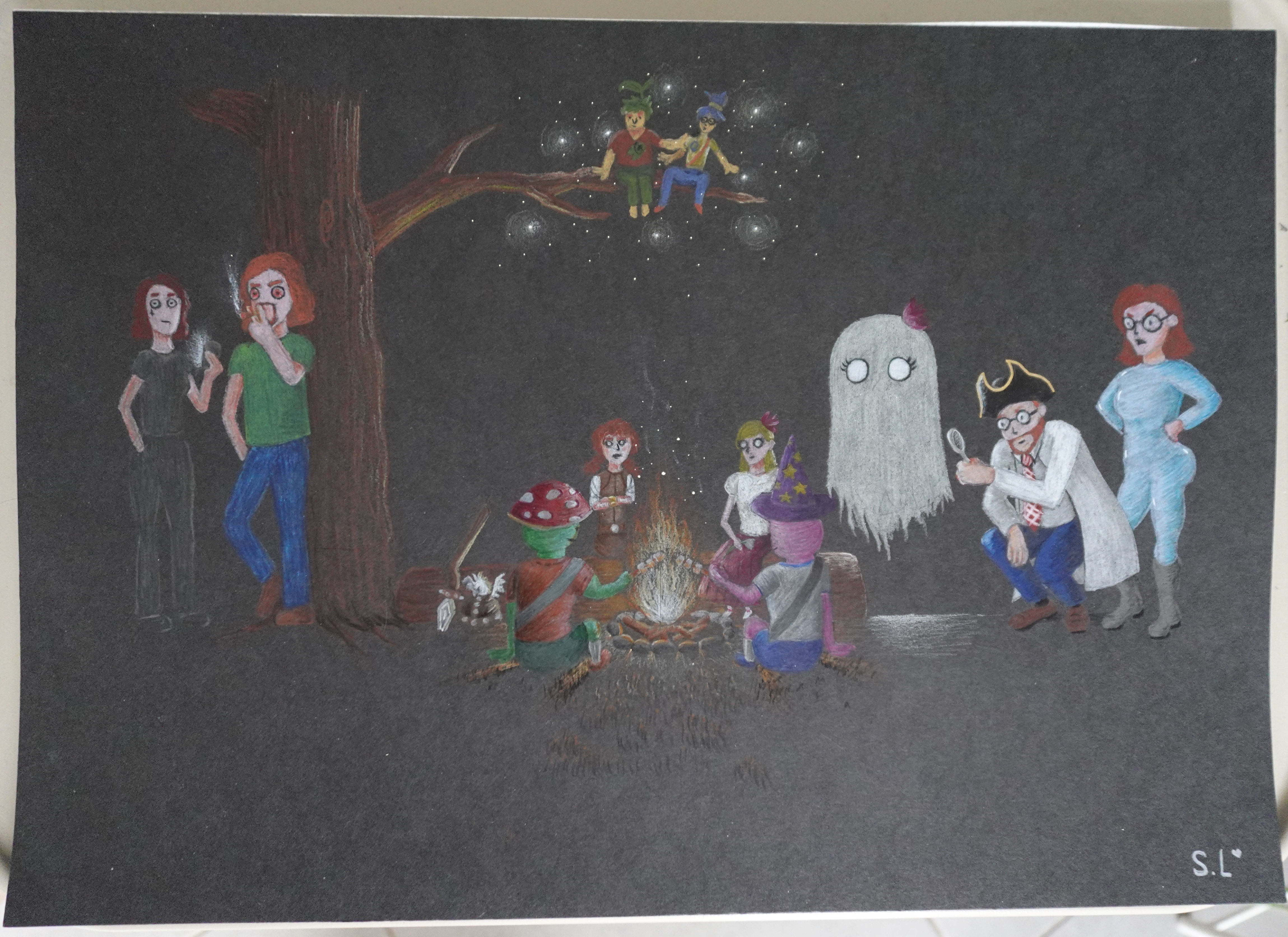 Grande illustration au crayon de couleur sur papier noir représentant une scène avec plusieurs personnages de jeu vidéo : au centre, quatre personnages sont autour d'un feu de camp. De face, Wigfrid et Wendy (du jeu Don't Starve Together), les armes de la première sont posées un peu plus loin tandis que l'autre est accompagnée du fantôme de sa soeur, Wendy. De dos, deux personnages du jeu Peak (un vert et un rose) font griller des marshmallows. À gauche, deux personnages du jeu Schedule 1, l'un habillé en vert fume un joint tandis que l'autre habillé en noir consulte son téléphone. Celui qui fume est adossé à un arbre, dont une branche en hauteur rejoint le centre de la scène. Dessus, sont assis les deux personnages du jeu It Takes Two, l'un est en train de s'amuser à pousser l'autre dans le vide. Enfin, à droite de la scène se tiennent deux personnages du jeu Escape Together. L'un est habillé en blouse blanche, tient une loupe et s'intéresse visiblement au fantôme. L'autre est habillé d'une combinaison moulante bleue, a les mains sur les hanches et est en train de râler.